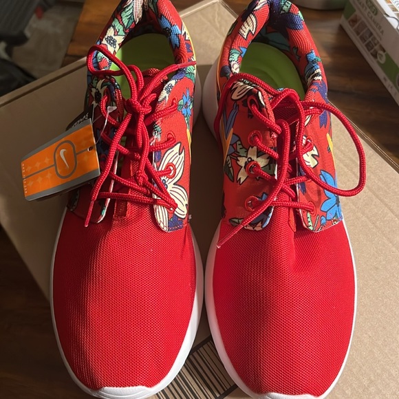 Deadstock Women’s Nike Roshe Run Aloha Hawaiian Print.New with tags, NO BOX. - Picture 2 of 5